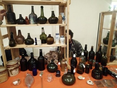 earlyglass mark nightingale hiding from camera